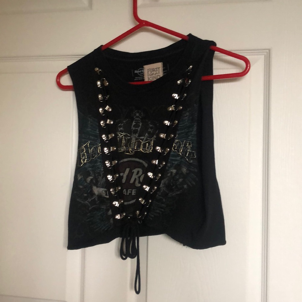 Cropped hard rock tank